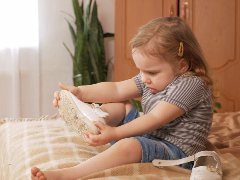devojčica obuva patofnicu
