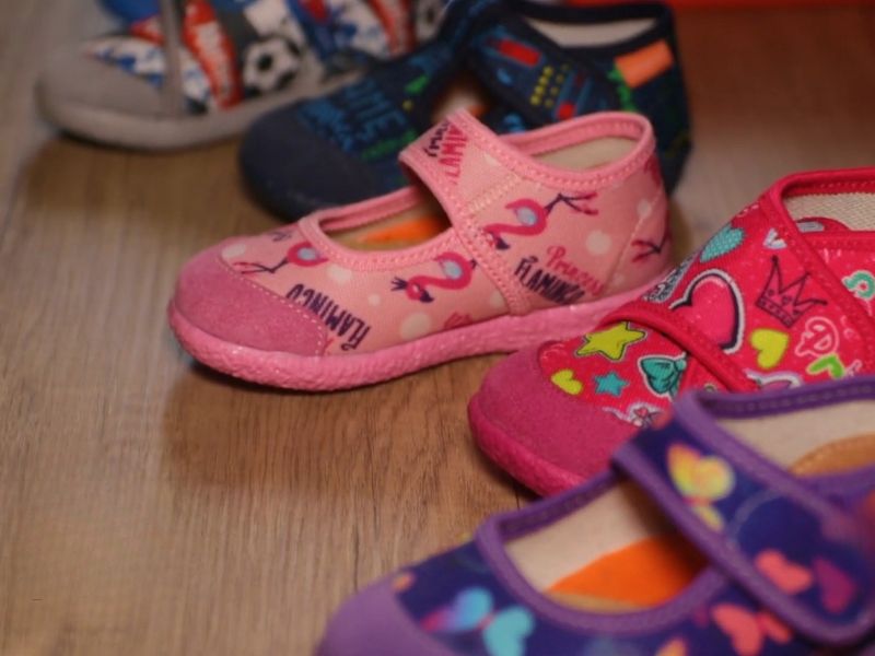 prikaz nekoliko pari dečijih patofnica