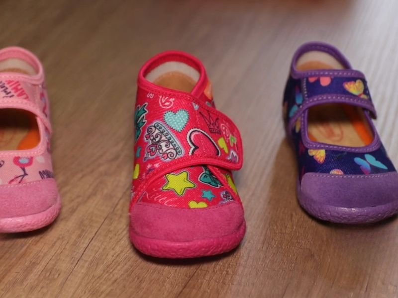 Patofne za decu sa neklizajućim đonom: bezbedno hodanje po parketu i pločicama