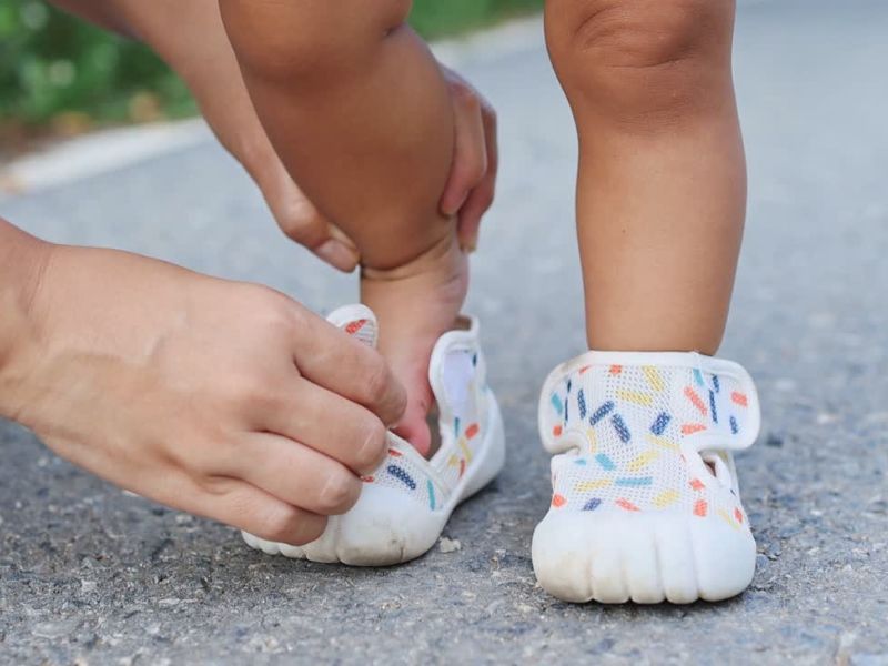 mama obuva bebi patofnicu